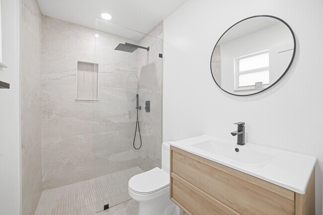 Building Photo - 721 N Lakeside Dr
