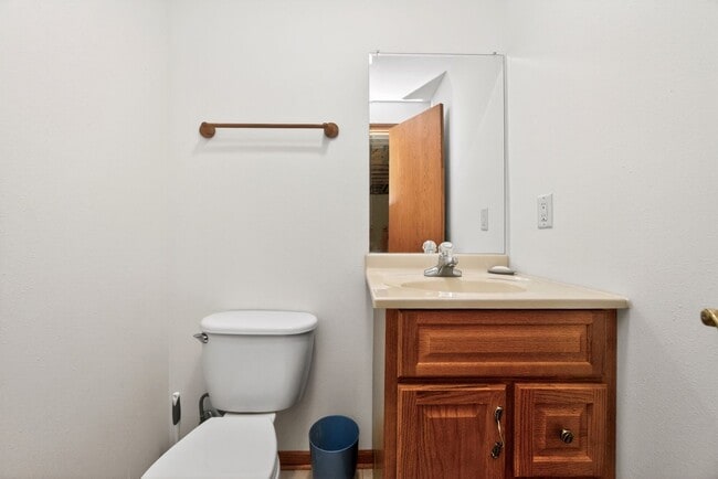 Building Photo - SPACIOUS LIVING!!  4 Bedrooms, 2.5 Bathrooms Home in Des Moines!