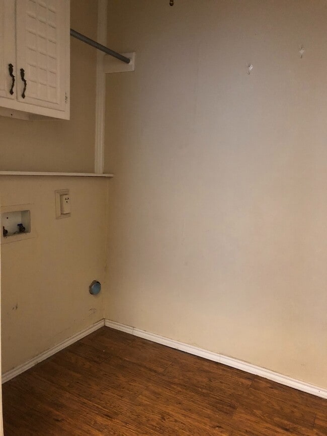 Building Photo - Central Location