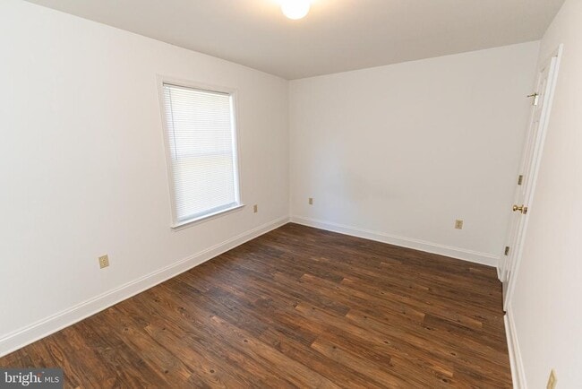 Building Photo - 802 Travers St