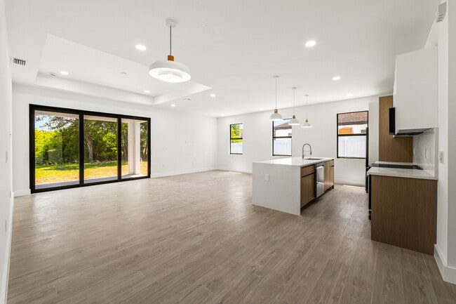 Building Photo - 3203 18th St W