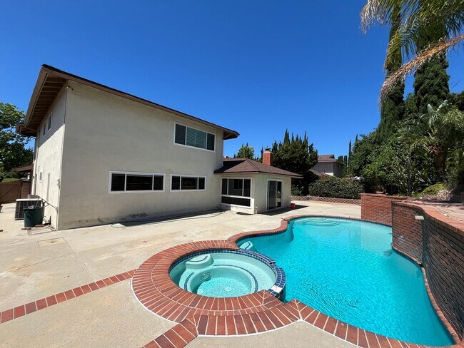 Building Photo - Northridge pool home w/5+3, including down...