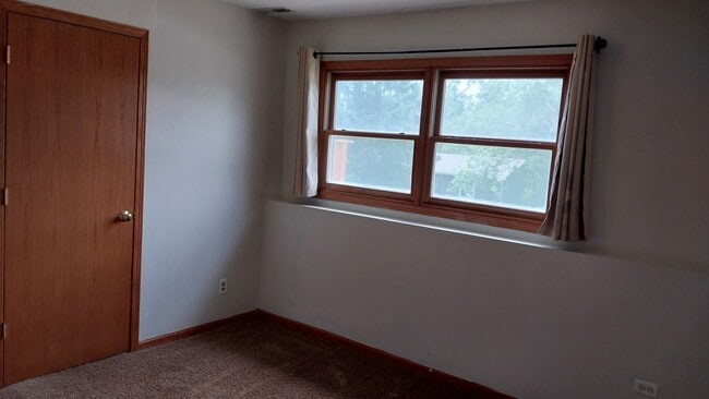 Building Photo - 5420 Hillside Dr W