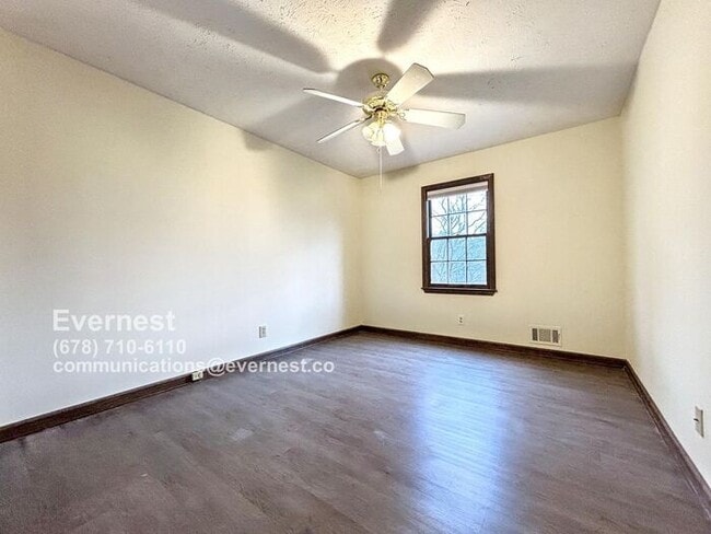 Building Photo - Charming 3-Bedroom Home with Deck and Gara...
