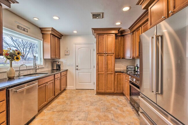 Building Photo - 500 Blossom Bend