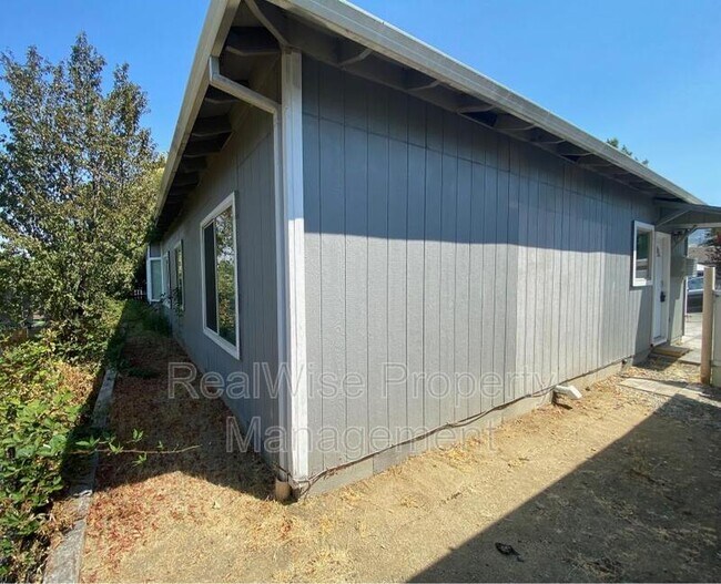 Building Photo - 1547 1/2 Grand Ave