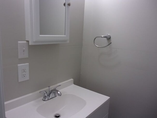 Building Photo - Renovated 2 Bedroom 1 1/2 Bath Townhome - ...