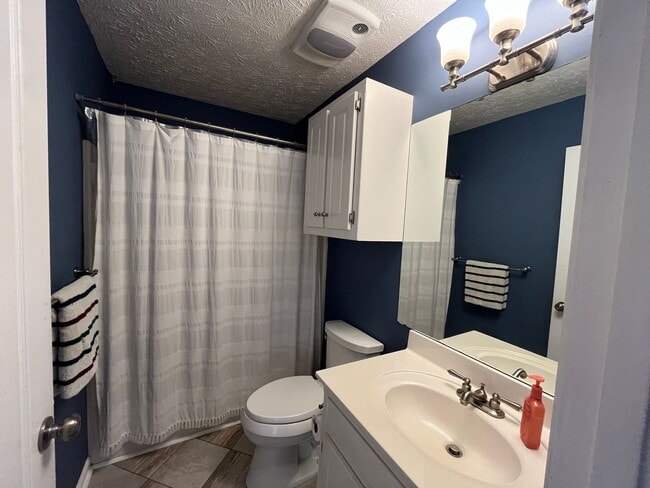 Building Photo - 3 Bedroom, 2 Bathroom - Home in Calhoun!