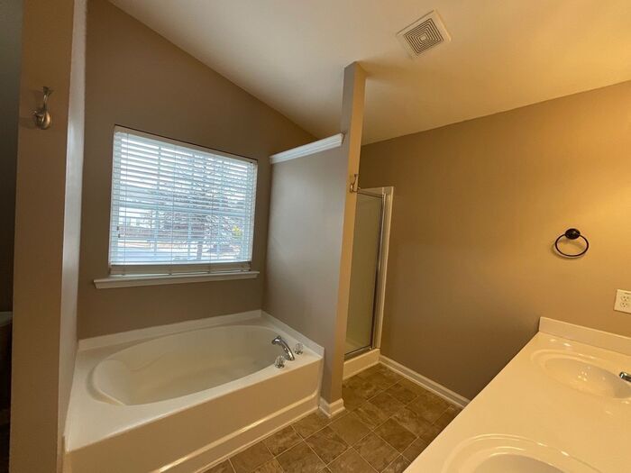 Building Photo - 504 Quinn Dr