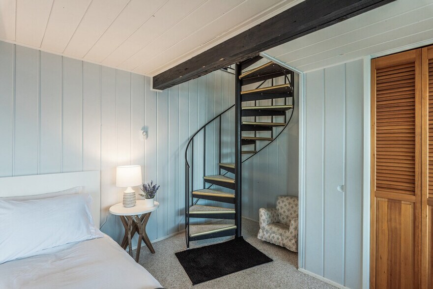 Building Photo - 2038 S Breezy Point Rd