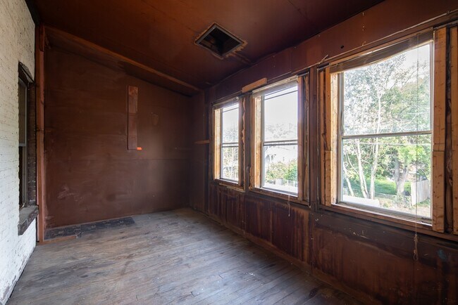 Building Photo - 500 2nd St