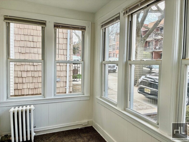 Building Photo - Large 2.5 bed 2 bath duplex with in unit W/D, Private Yard, Shed & Parking Available for an addit...