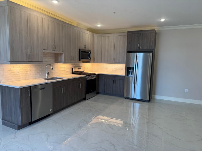 Building Photo - 580 North Ave