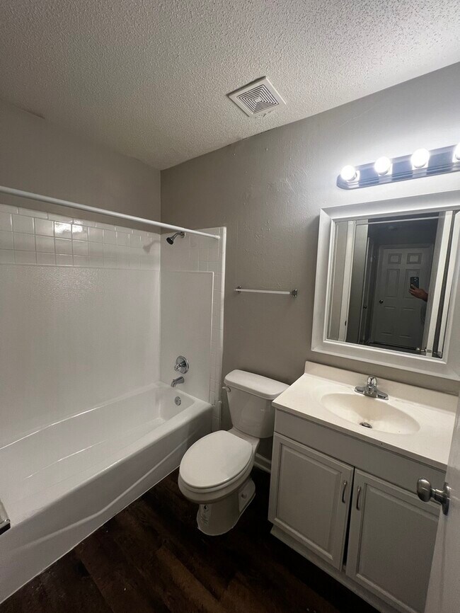 Building Photo - 8702 Oakhaven Dr