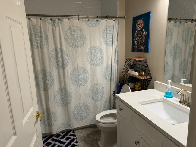 Building Photo - 4 bed 2bath with Pool