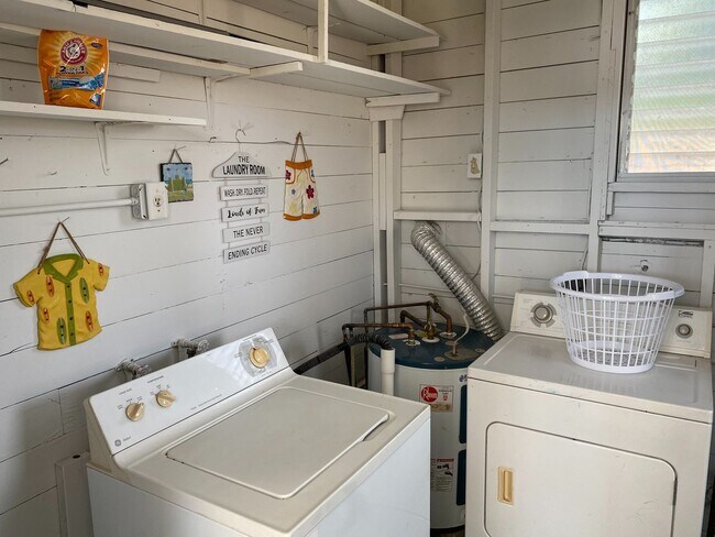 Building Photo - Nokomis Beachy Bungalow (Off Season)