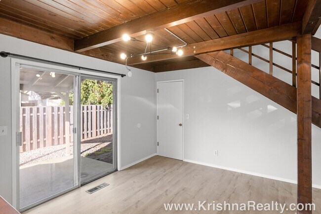 Building Photo - Charming 3 Bedroom | 2 Bathroom Duplex | Private Backyard | Near Washington Square Mall