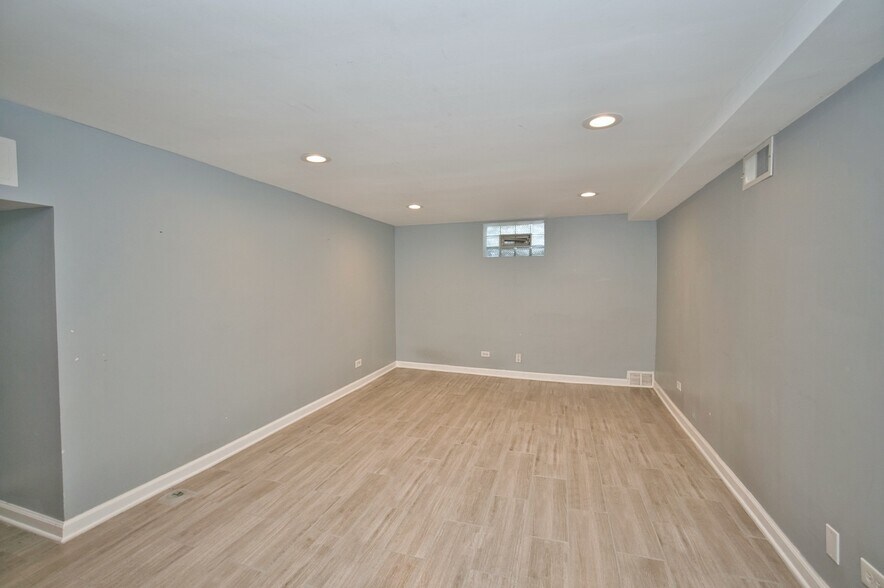 Building Photo - 6700 N Monticello Ave
