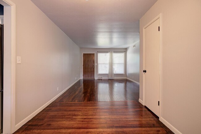 Building Photo - * * * $750 MOVE-IN SPECIAL!!! * * * Charmi...