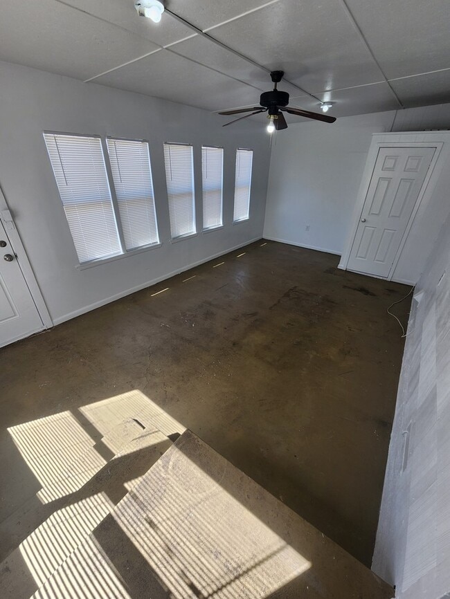 Building Photo - 3 bed 2 bath 1 car garage