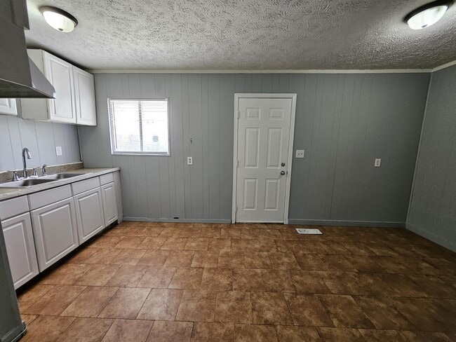 Building Photo - 3044 Manor Ct