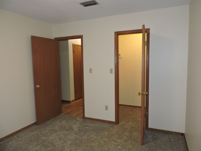 Building Photo - Convenient to interstate, schools & shopping!