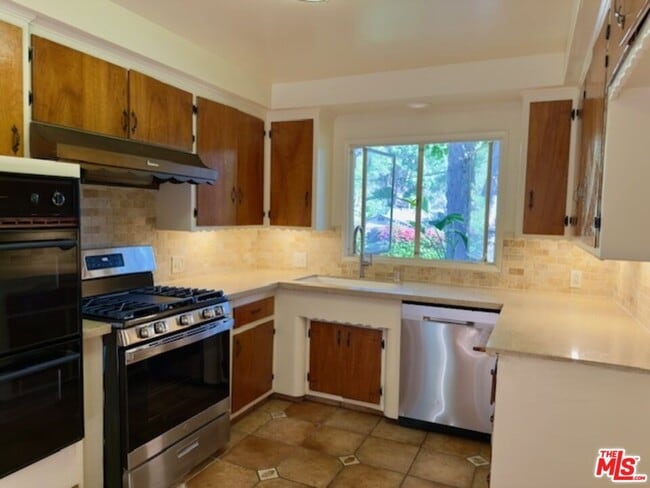 Building Photo - 2290 Canonita Dr
