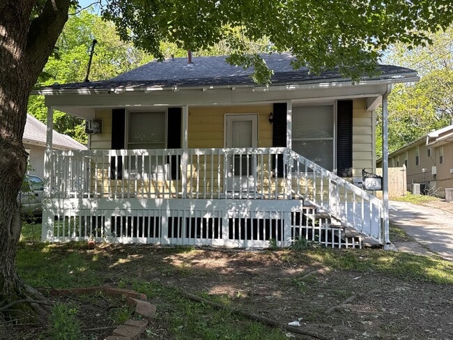 Primary Photo - 2 Bedroom 1 Bath House $895!