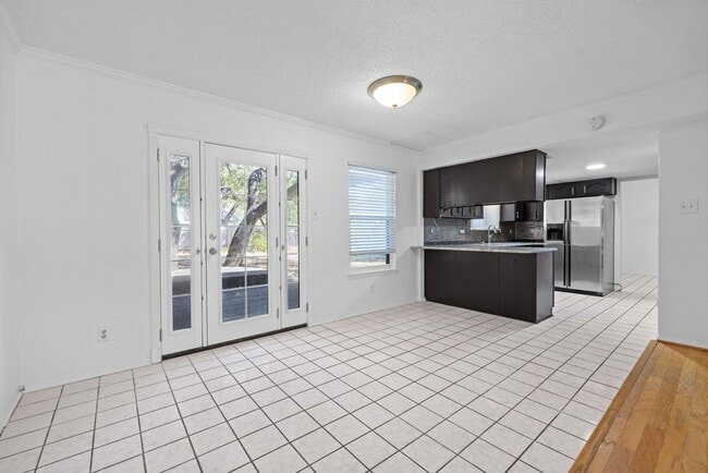 Building Photo - Happiness on Harcourt!