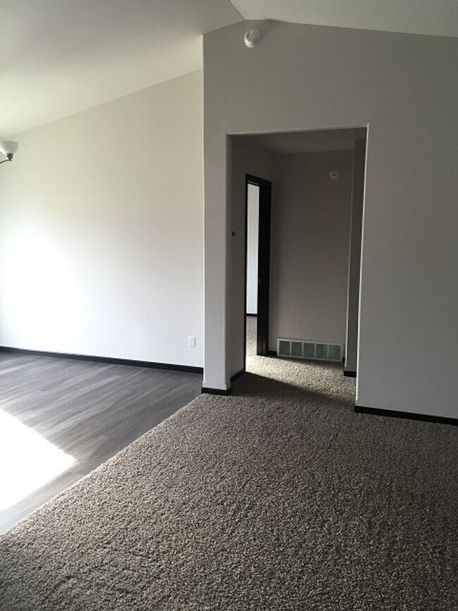 Building Photo - 3 Bed 2 Bath Twin Home