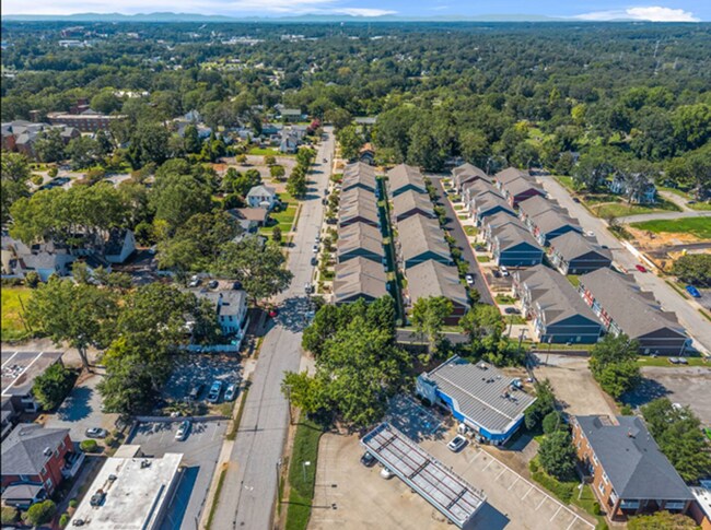 Building Photo - 3 Bed, 2.5 Bath - Avant