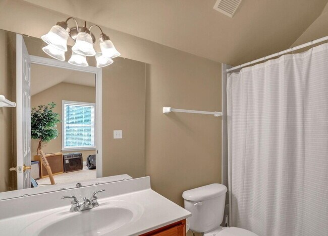 Building Photo - Sophisticated Space Designed for Comfort