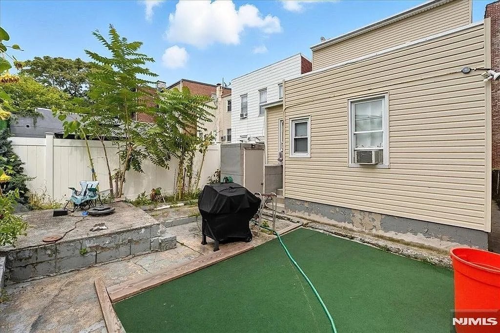 Building Photo - 2105 New York Ave