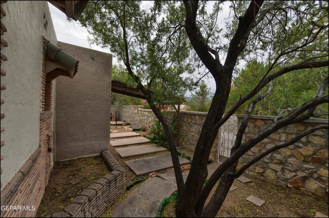 Building Photo - 1100 Kelly Way