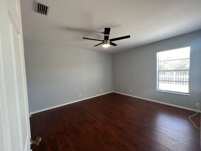 Building Photo - 556 Holly Dr