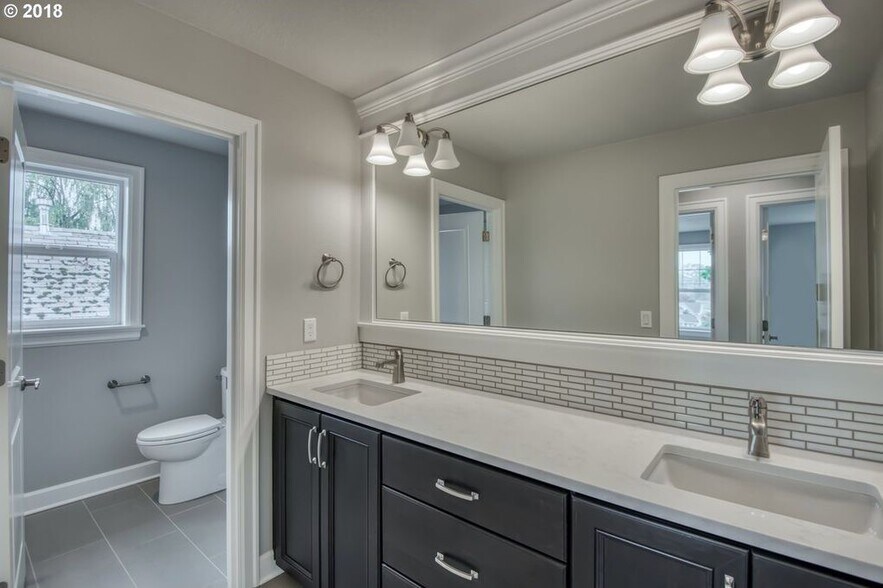 bath 2 - 3993 SE 36TH AVE