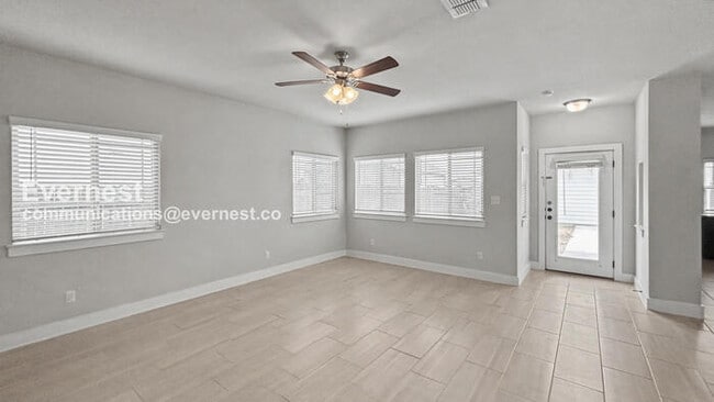 Building Photo - 3 Bed, 2 Bath Home with Fenced Yard & Garage / Pet-Friendly / Available Now!