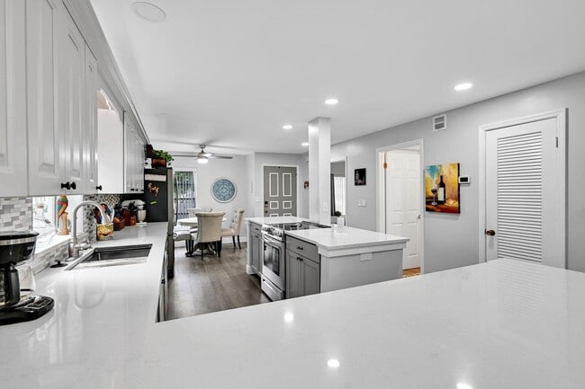 Building Photo - 5759 Phoenix Palm Ct