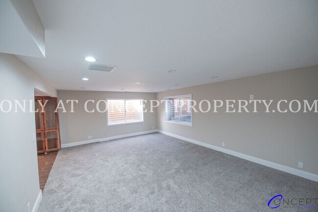 Building Photo - Attractive 4 Bed 3 Bathroom Home: Backing Park - 2 Car Garage