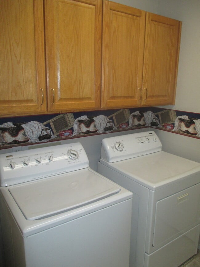 Building Photo - South Salem Home on Creekside Golf Course