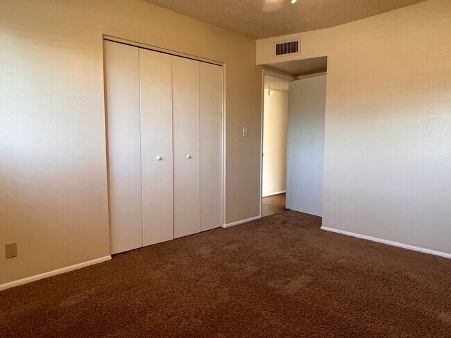 Building Photo - Tempe 4 Bed 2 Bath Includes Pool & Landscaping - Great Location