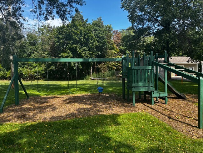 Building Photo - 475 W Mae Rose Ave