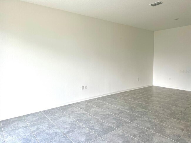 Building Photo - 2432 Skyline Lp