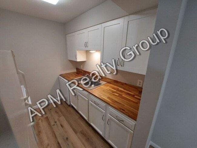 Building Photo - One bedroom in quiet Rosewood
