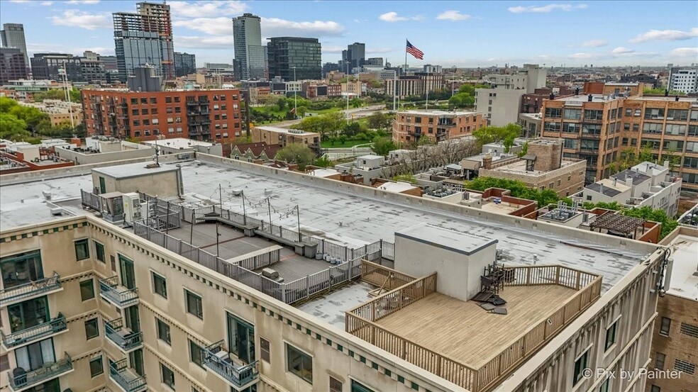 Building Photo - 680 N Green St