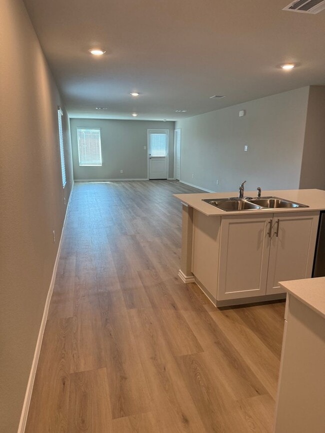 Building Photo - 320 Trail Ct
