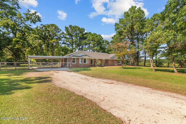 Building Photo - Beautiful 3 Bedroom, 2 Bath Home -135 Yate...