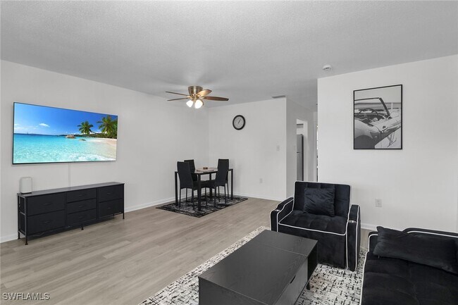 Building Photo - 3225 E Riverside Dr