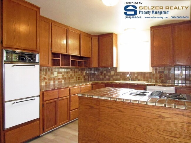 Building Photo - Cozy 3 bd. home on Ukiah's westside!