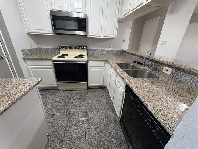 Building Photo - 806 W 24th St